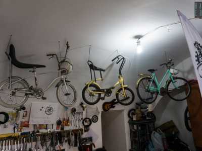 Appesi al soffitto fanno capolino alcuni pezzi rari, di cui Di Gennaro � un fiero custode, come la �Milione� degli anni 80